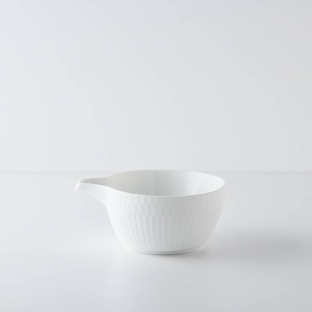 Oda Pottery: Sazanami Design Porcelain Bowl with Pouring Lip (White) 小田陶器さざなみ片口小鉢(白)