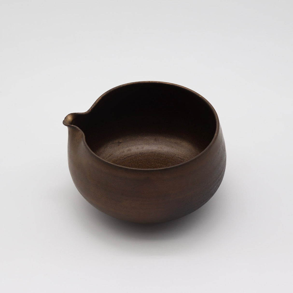 Emui × YUNOMI / YOIN (余韻) Matcha Pouring Bowl (Handmade Ceramic / 桐箱入りユノミオリジナル) yunomi-jp.pro