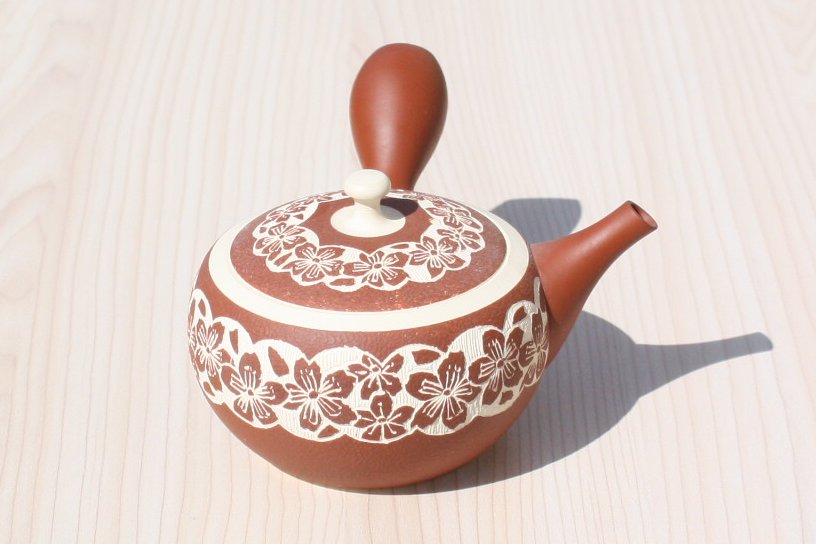 Tousen Kiln Tokoname Kyusu Tea Pot with Pressed Sakura Design (230 cc) 陶仙窯 白泥赤色桜急須 セラメッシュ
