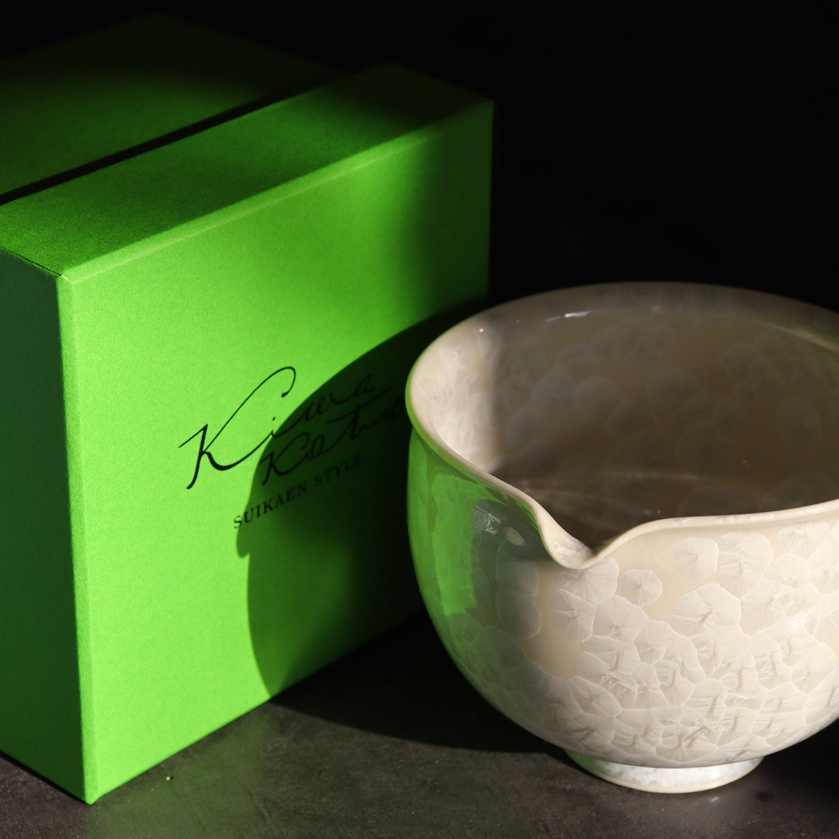 Kiwakoto Suikaen White Matcha Pouring Bowl & Whisk Stand Set 片口抹茶碗と茶筅直しセット 白