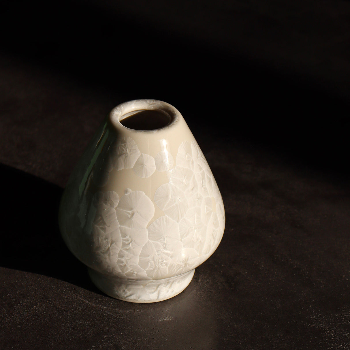 Kiwakoto Suikaen White Matcha Pouring Bowl & Whisk Stand Set 片口抹茶碗と茶筅直しセット 白