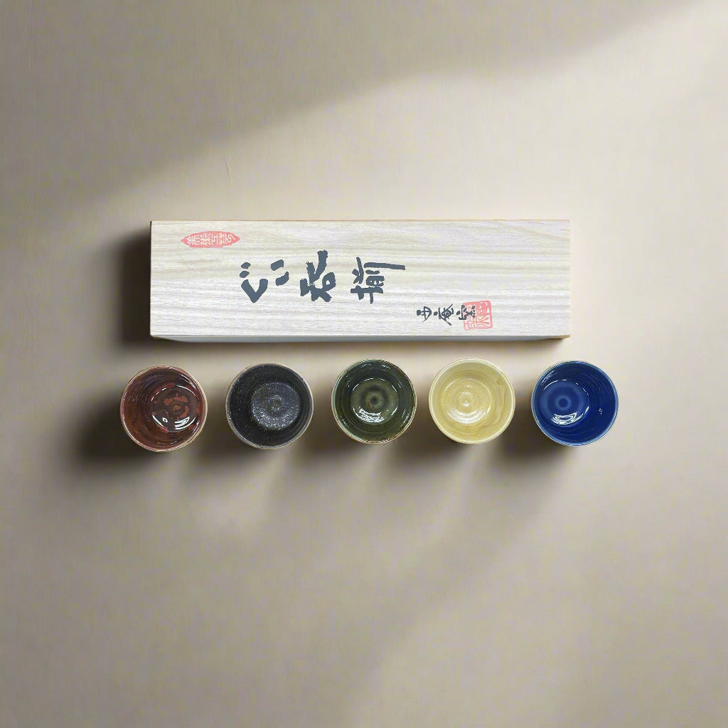 Seiangama: Carved Design Mino-yaki Guinomi Cup 5 Piece Set with Wooden Box 削ぎ五様ぐい呑揃