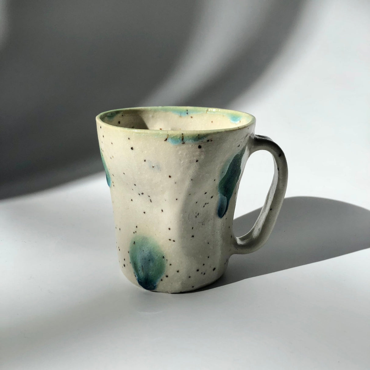 Hiroshi Hirai: Heart Shaped Mug Cup, Green Accents - yunomi-jp.pro