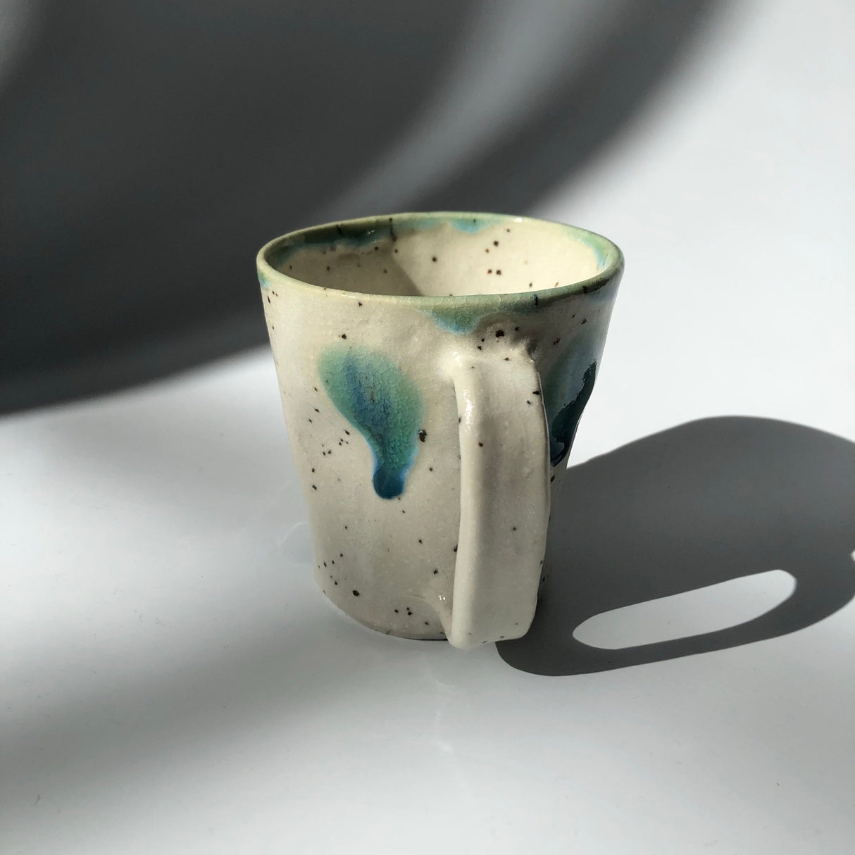 Hiroshi Hirai: Heart Shaped Mug Cup, Green Accents - yunomi-jp.pro