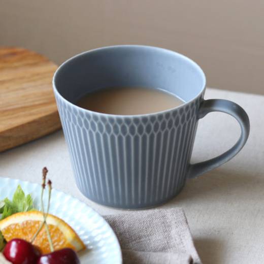 Oda Pottery: Sazanami Design Porcelain Mug Cup (Blue) 小田陶器さざなみマグカップ(ブルー) - yunomi-jp.pro