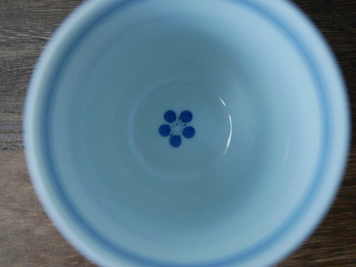 Saikai Ceramics: Blue Trim, White Porcelain Yunomi Tea Cup with Blue Accents 150 ml - yunomi-jp.pro