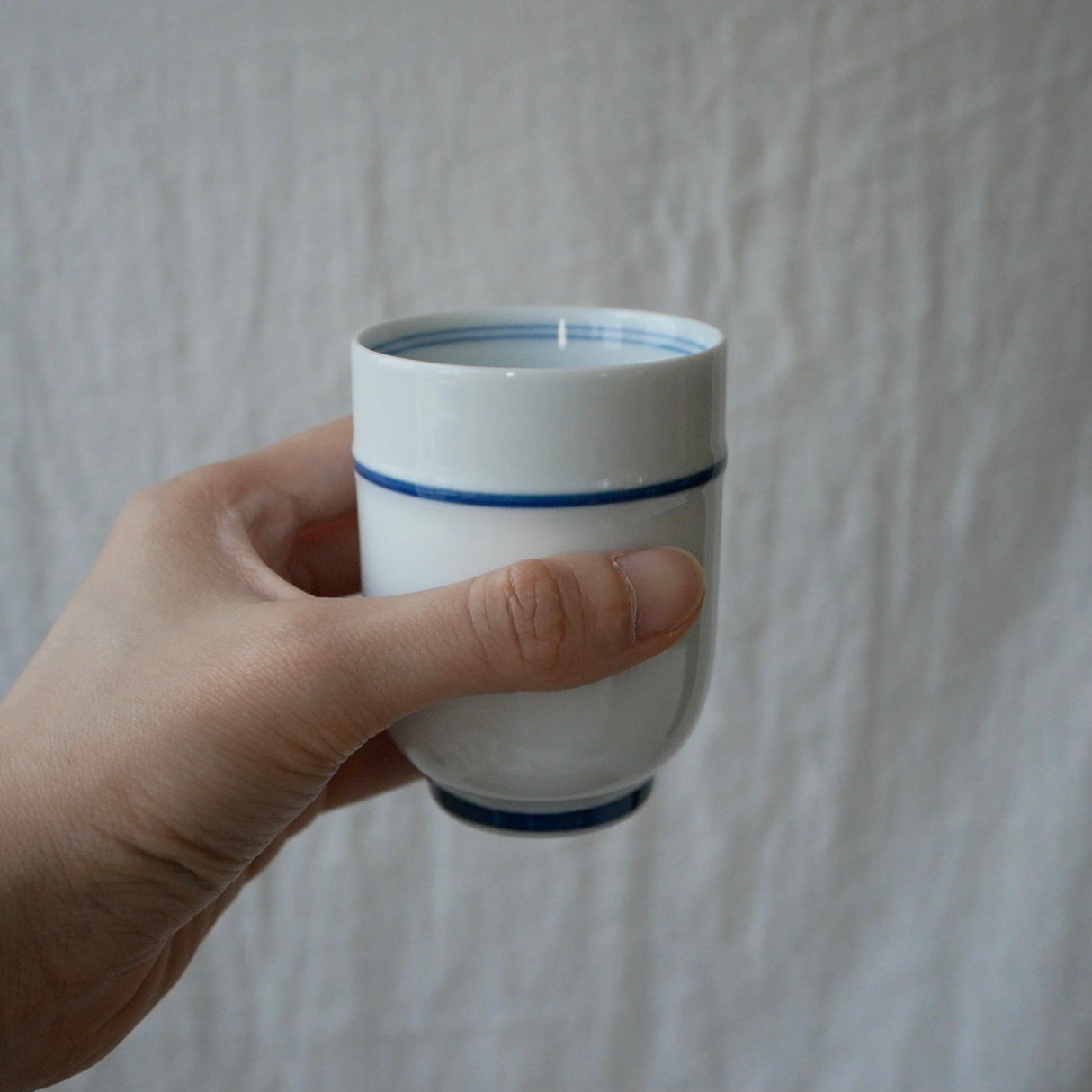 Saikai Ceramics: Blue Trim, White Porcelain Yunomi Tea Cup with Blue Accents 150 ml - yunomi-jp.pro