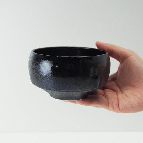 Saikai Ceramics: Hakuwan - Wabikuro, Black Porcelain Matcha Bowl with Gift Box - yunomi-jp.pro