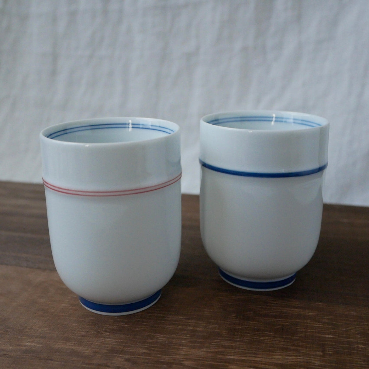 Saikai Ceramics: Red Trim, White Porcelain Yunomi Tea Cup with Blue Accents 150 ml - yunomi-jp.pro