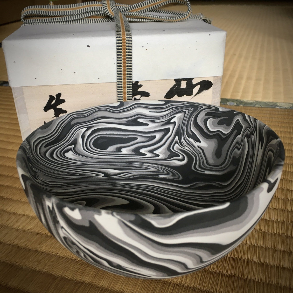 Shinro Yamamoto: Marble Porcelain Matcha Bowl 650 - yunomi-jp.pro