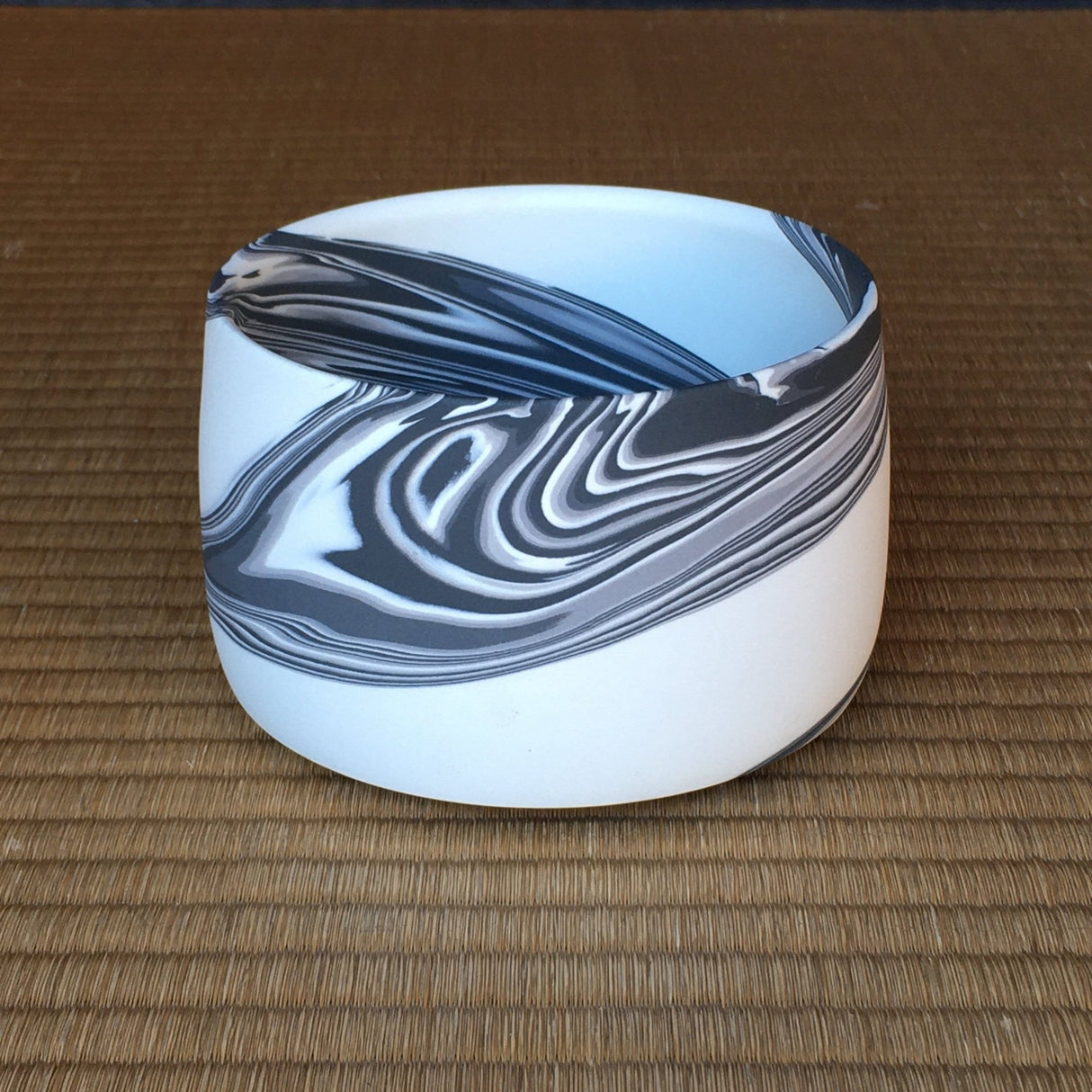 Shinro Yamamoto: Marble Porcelain Matcha Bowl 800 - yunomi-jp.pro