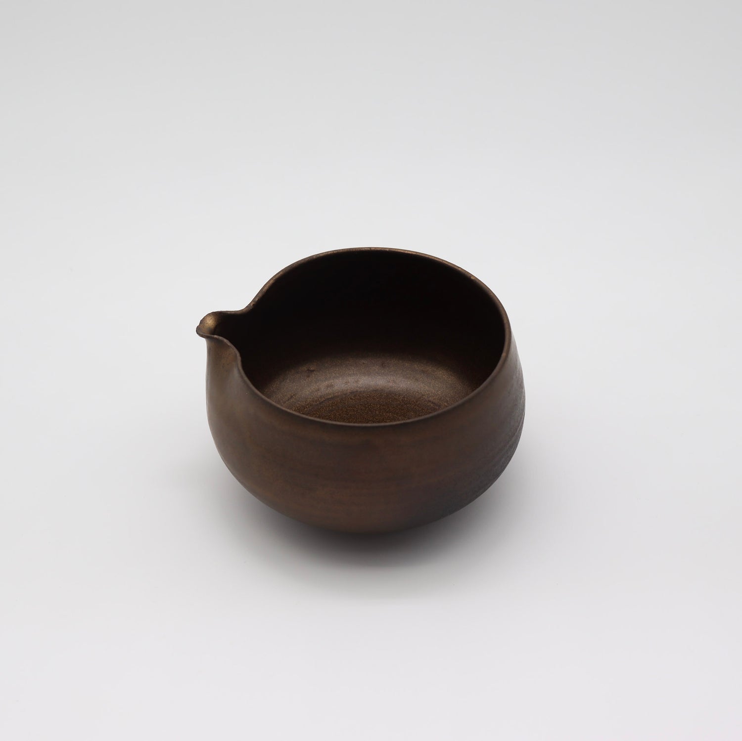 Emui × YUNOMI / YOIN (余韻) Matcha Pouring Bowl (Handmade Ceramic / 桐箱入りユノミオリジナル) yunomi-jp.pro