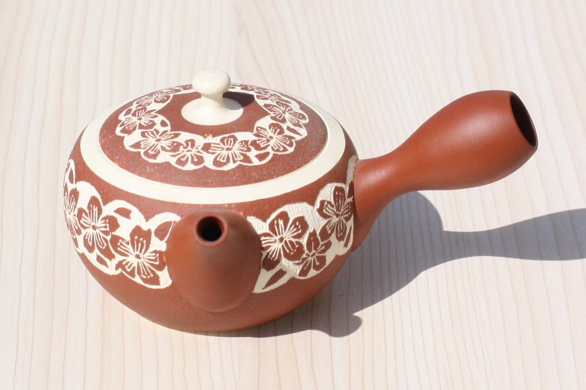 Tousen Kiln Tokoname Kyusu Tea Pot with Pressed Sakura Design (230 cc) 陶仙窯　白泥赤色桜急須　セラメッシュ