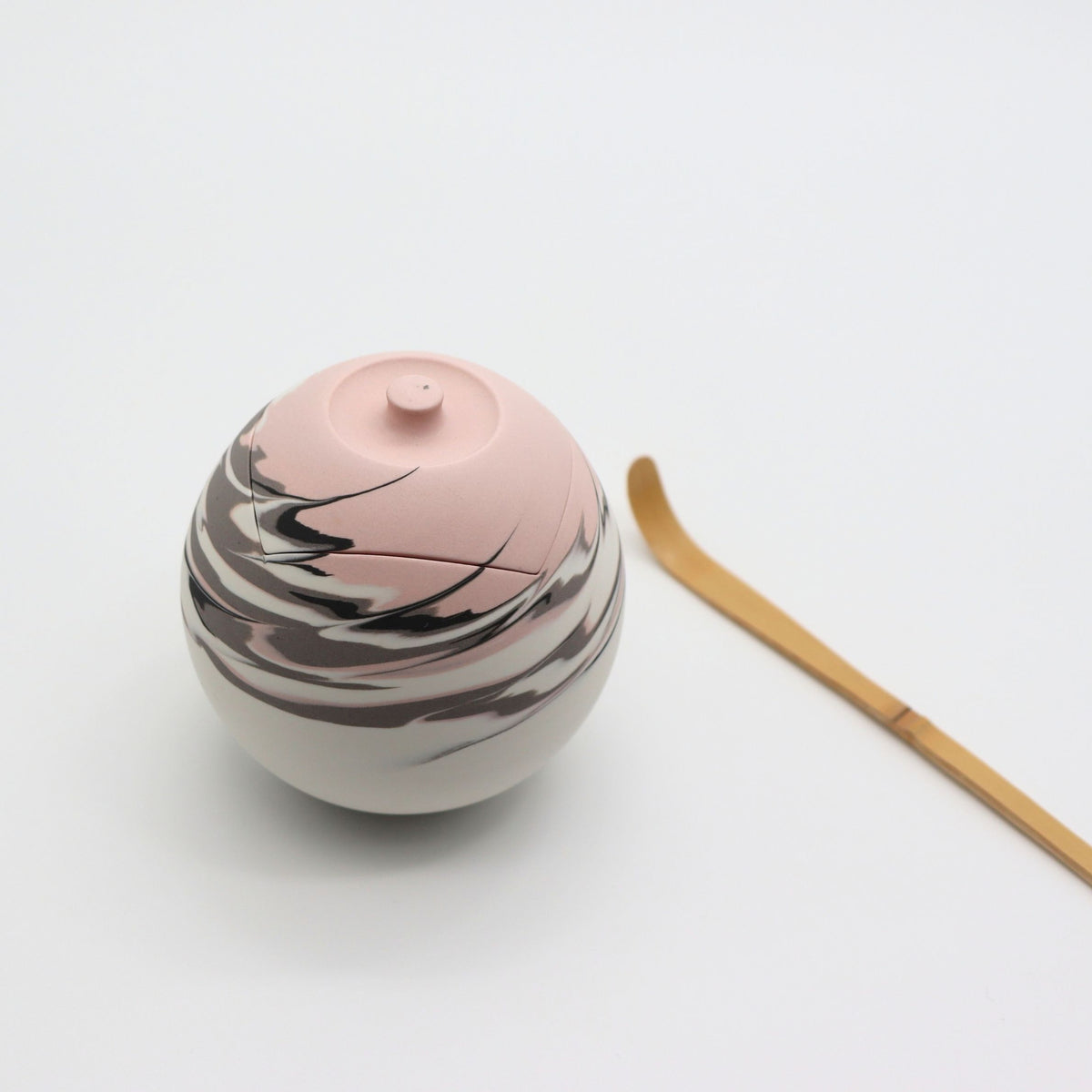[One-of-a-Kind] Shinro Yamamoto: Marble Porcelain Natsume A / Lidded Container (Pink) yunomi-jp.pro