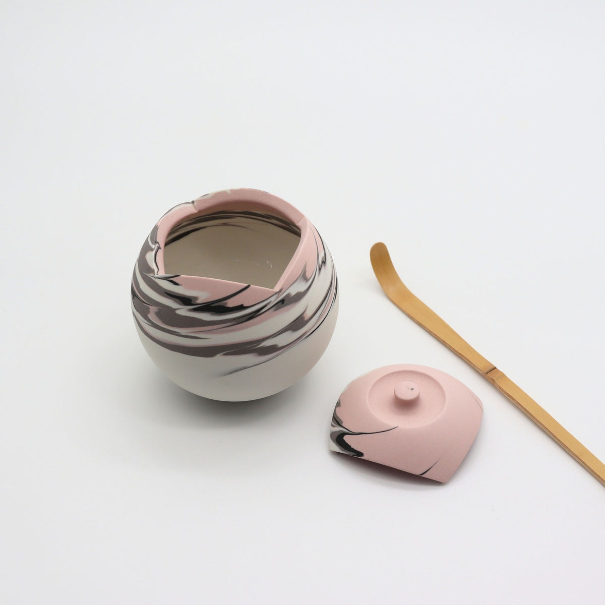 [One-of-a-Kind] Shinro Yamamoto: Marble Porcelain Natsume A / Lidded Container (Pink) yunomi-jp.pro