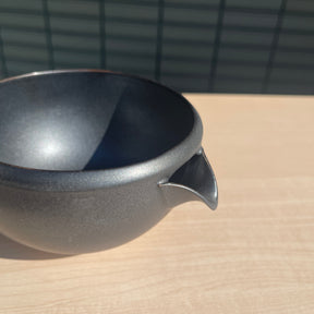 Origami Tea - Pour Sumi - Minoyaki Porcelain Matcha Bowl with Pouring Lip　抹茶碗ポア 炭ブラック side yunomi-jp.pro