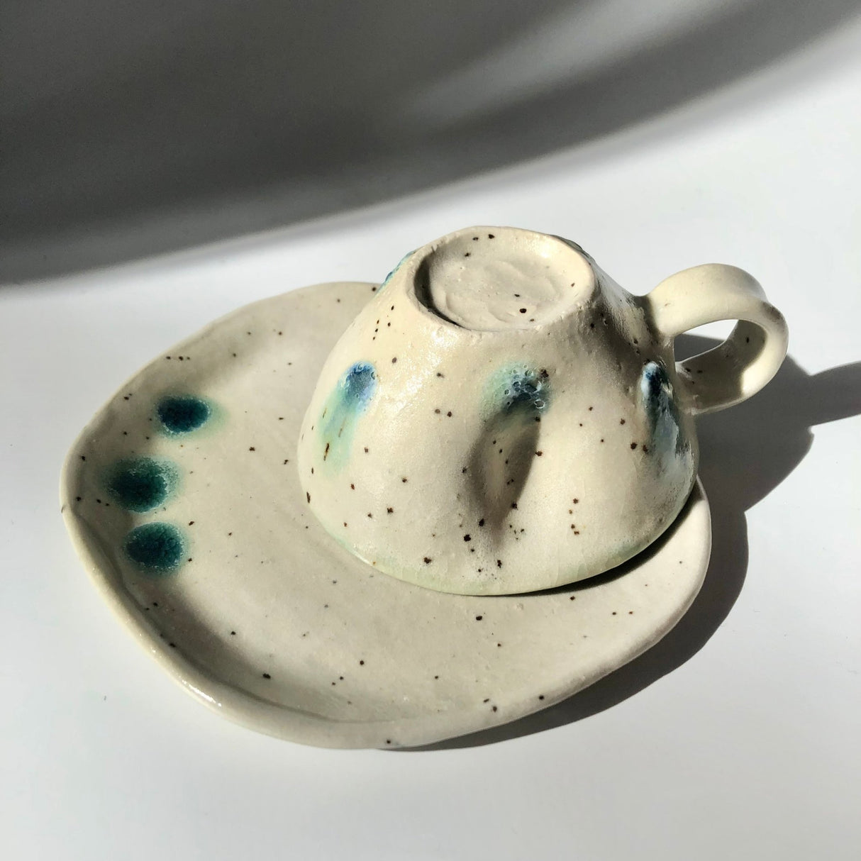 Hiroshi Hirai: Heart Shaped Cup & Saucer Set, Green Accents - yunomi-jp.pro