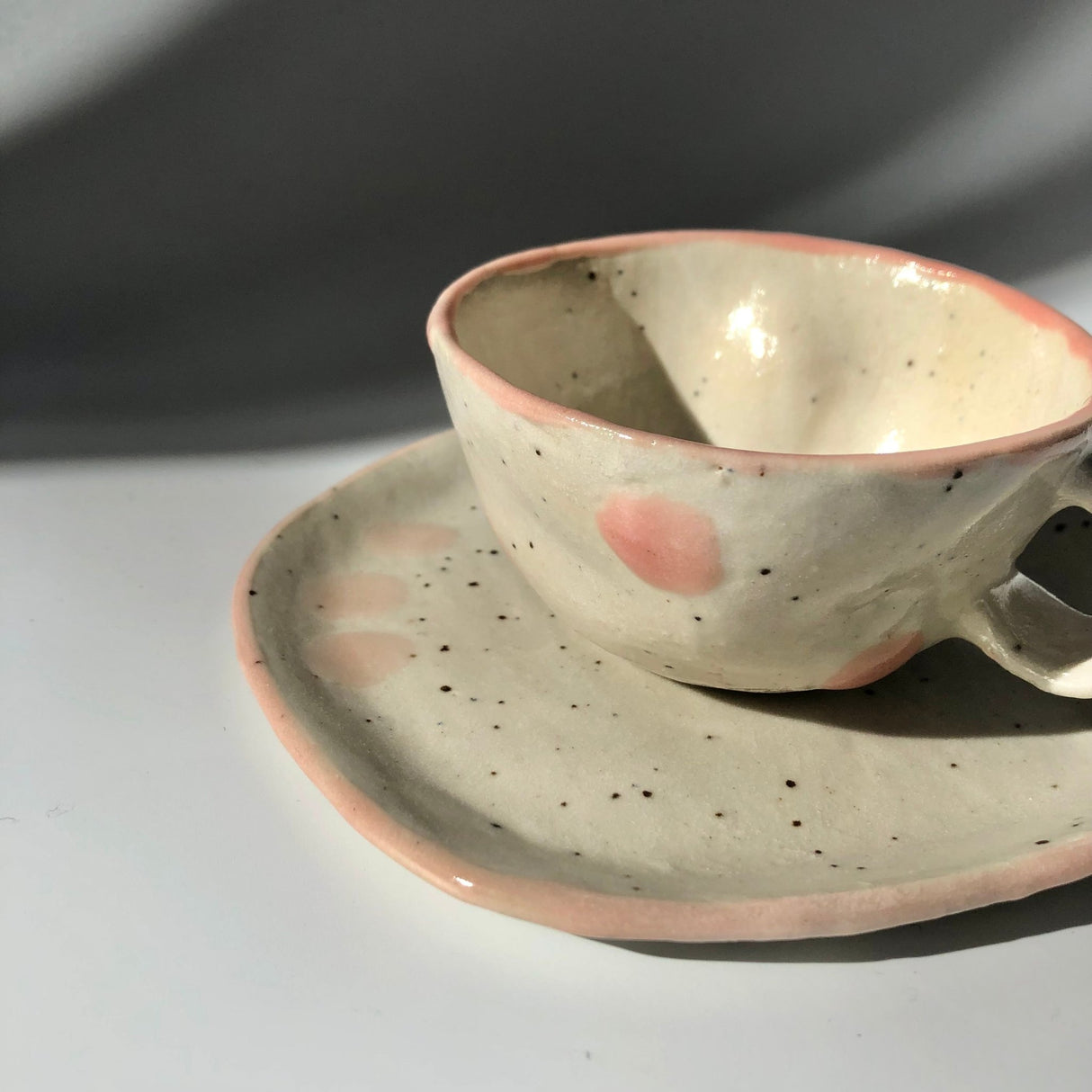 Hiroshi Hirai: Heart Shaped Cup & Saucer Set, Pink Accents - yunomi-jp.pro