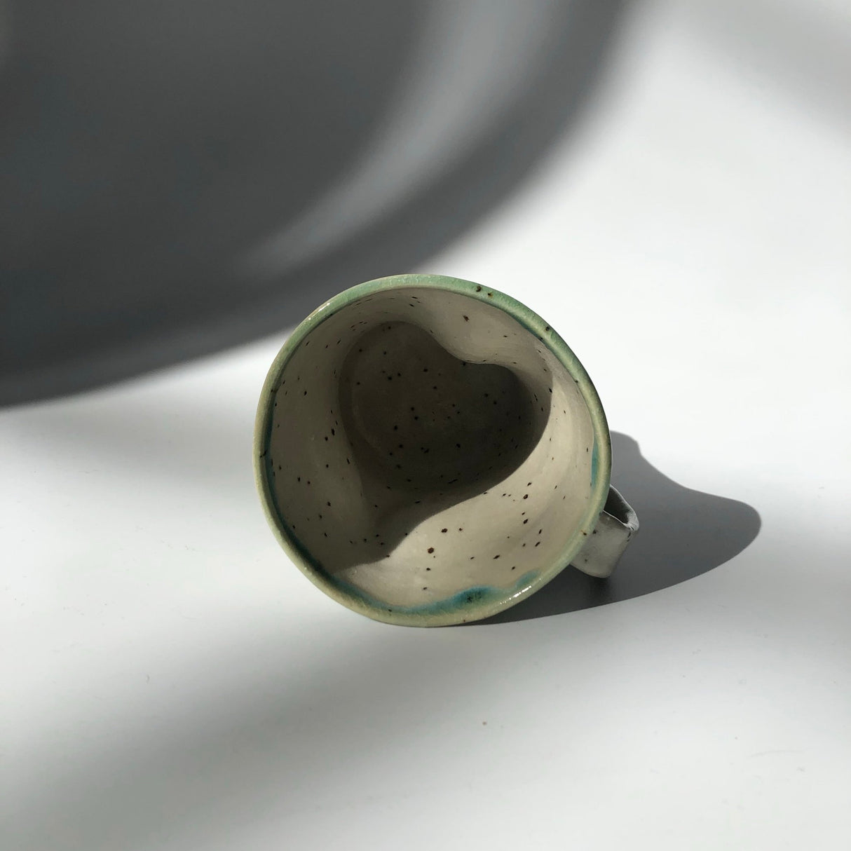 Hiroshi Hirai: Heart Shaped Mug Cup, Green Accents - yunomi-jp.pro