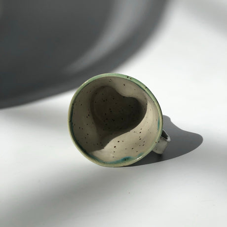 Hiroshi Hirai: Heart Shaped Mug Cup, Green Accents - yunomi-jp.pro
