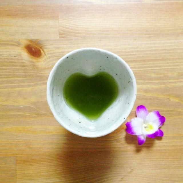 Hiroshi Hirai: Heart Shaped Mug Cup, Green Accents - yunomi-jp.pro