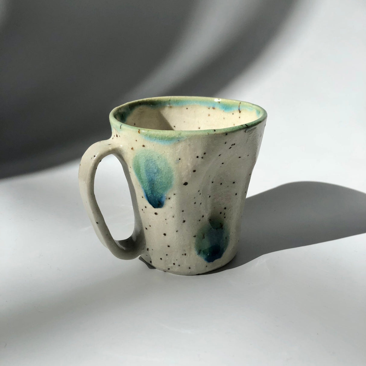 Hiroshi Hirai: Heart Shaped Mug Cup, Green Accents - yunomi-jp.pro