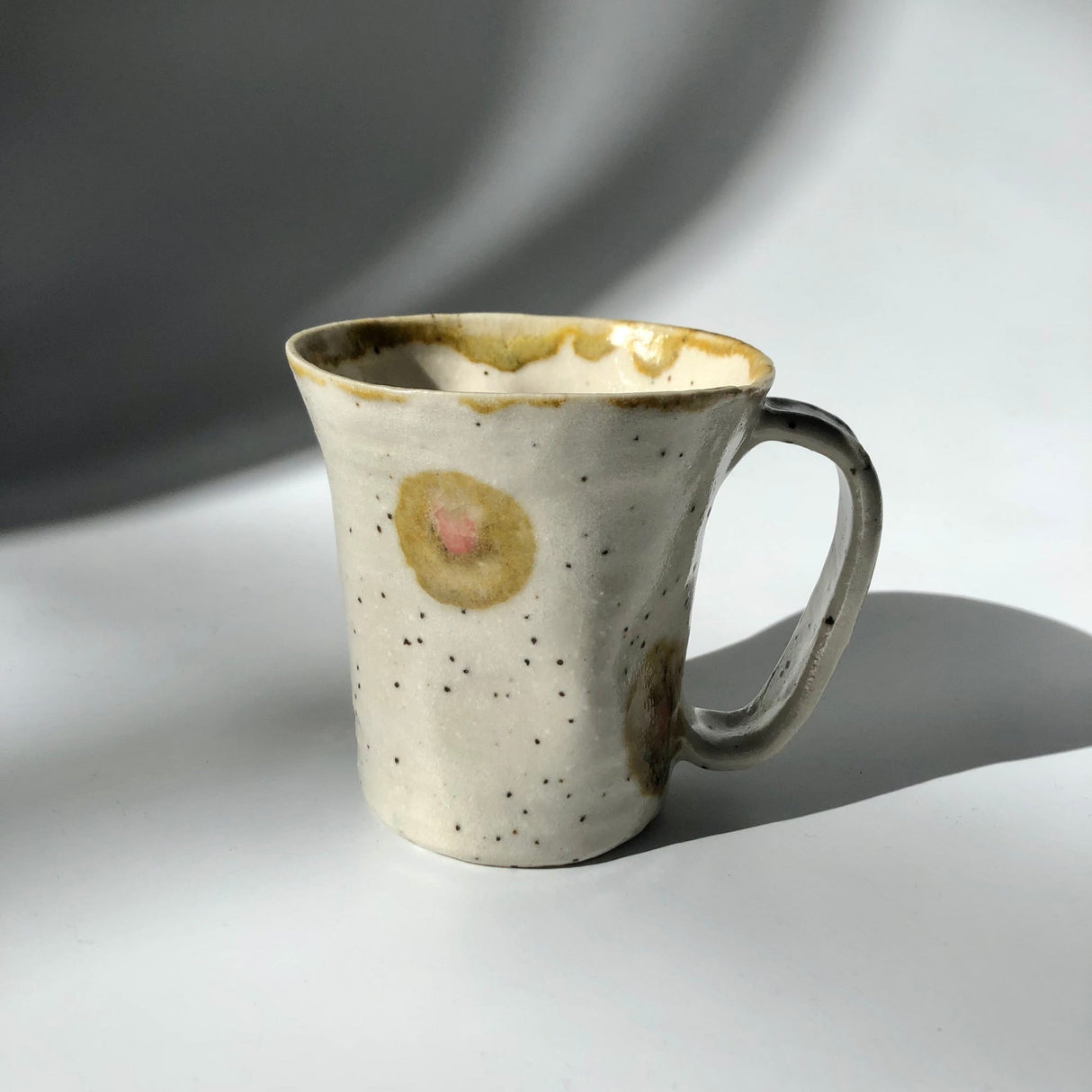 Hiroshi Hirai: Heart Shaped Mug Cup, Yellow Accents - yunomi-jp.pro