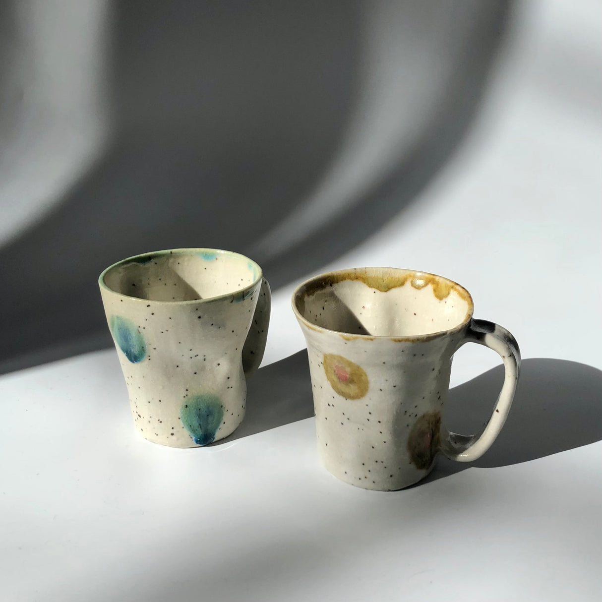 Hiroshi Hirai: Heart Shaped Mug Cup, Yellow Accents - yunomi-jp.pro