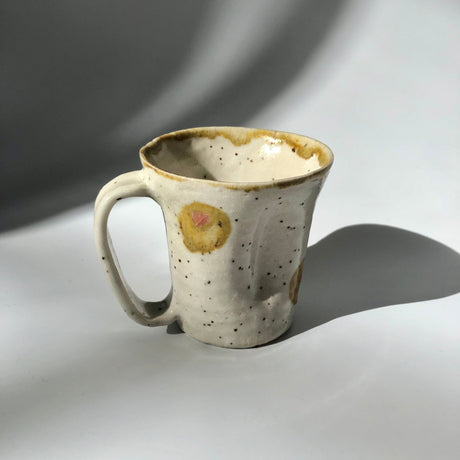Hiroshi Hirai: Heart Shaped Mug Cup, Yellow Accents - yunomi-jp.pro