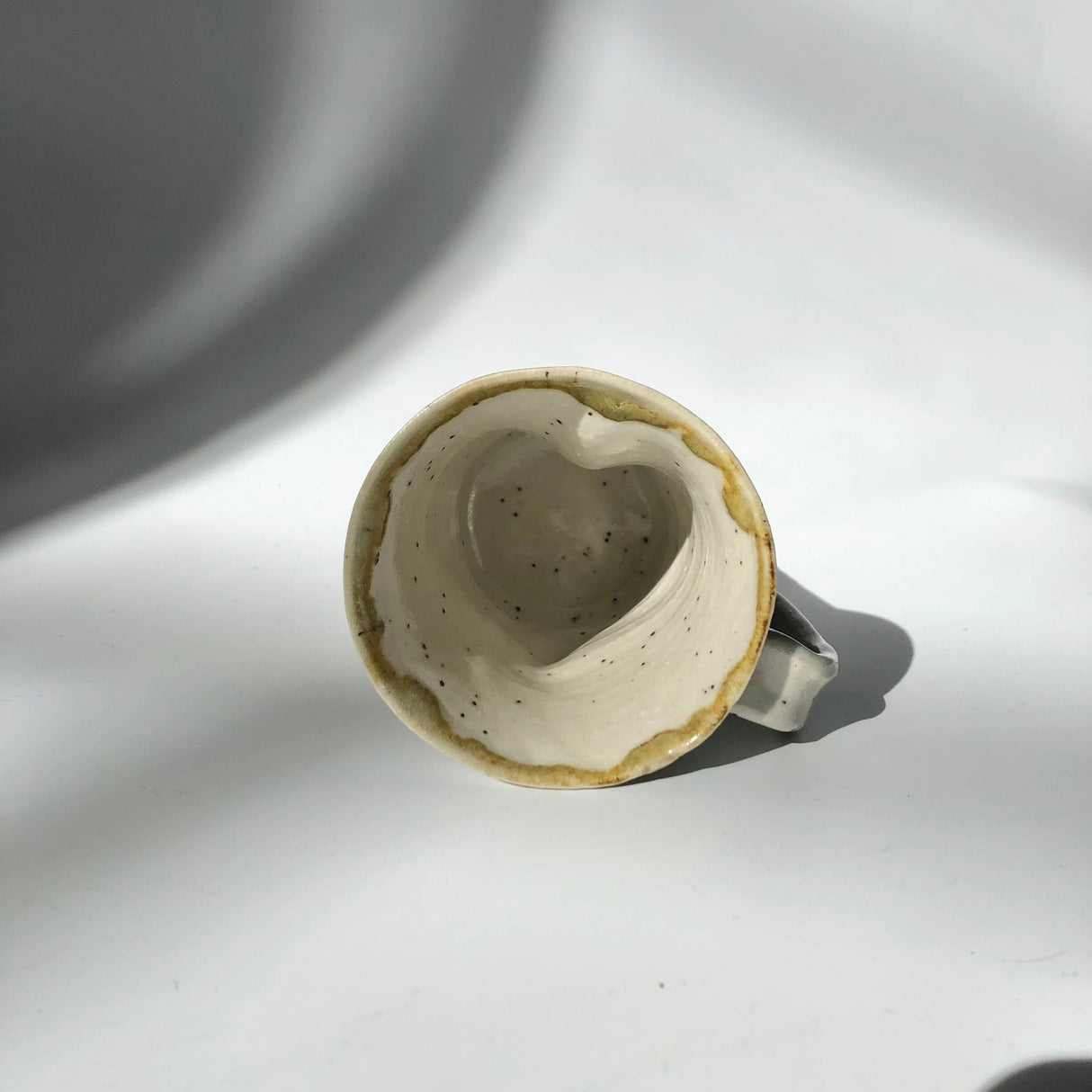 Hiroshi Hirai: Heart Shaped Mug Cup, Yellow Accents - yunomi-jp.pro