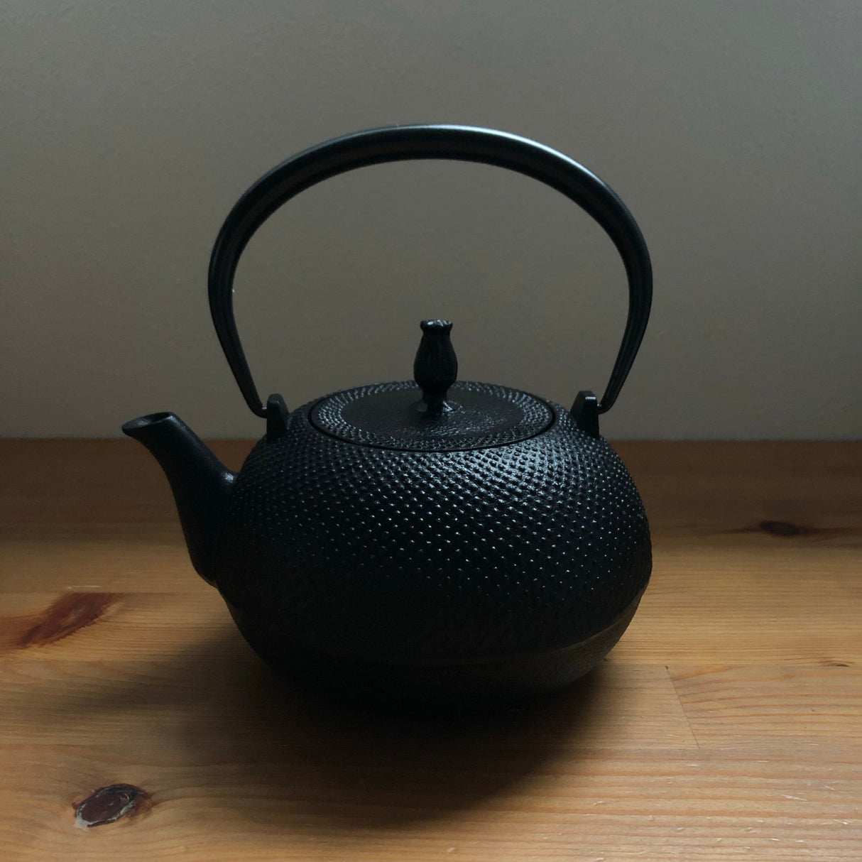 Ikenaga Ironworks: Nambu Cast Iron Tea Kettle Nozomi - Induction Heating (IH) Compatible - yunomi-jp.pro