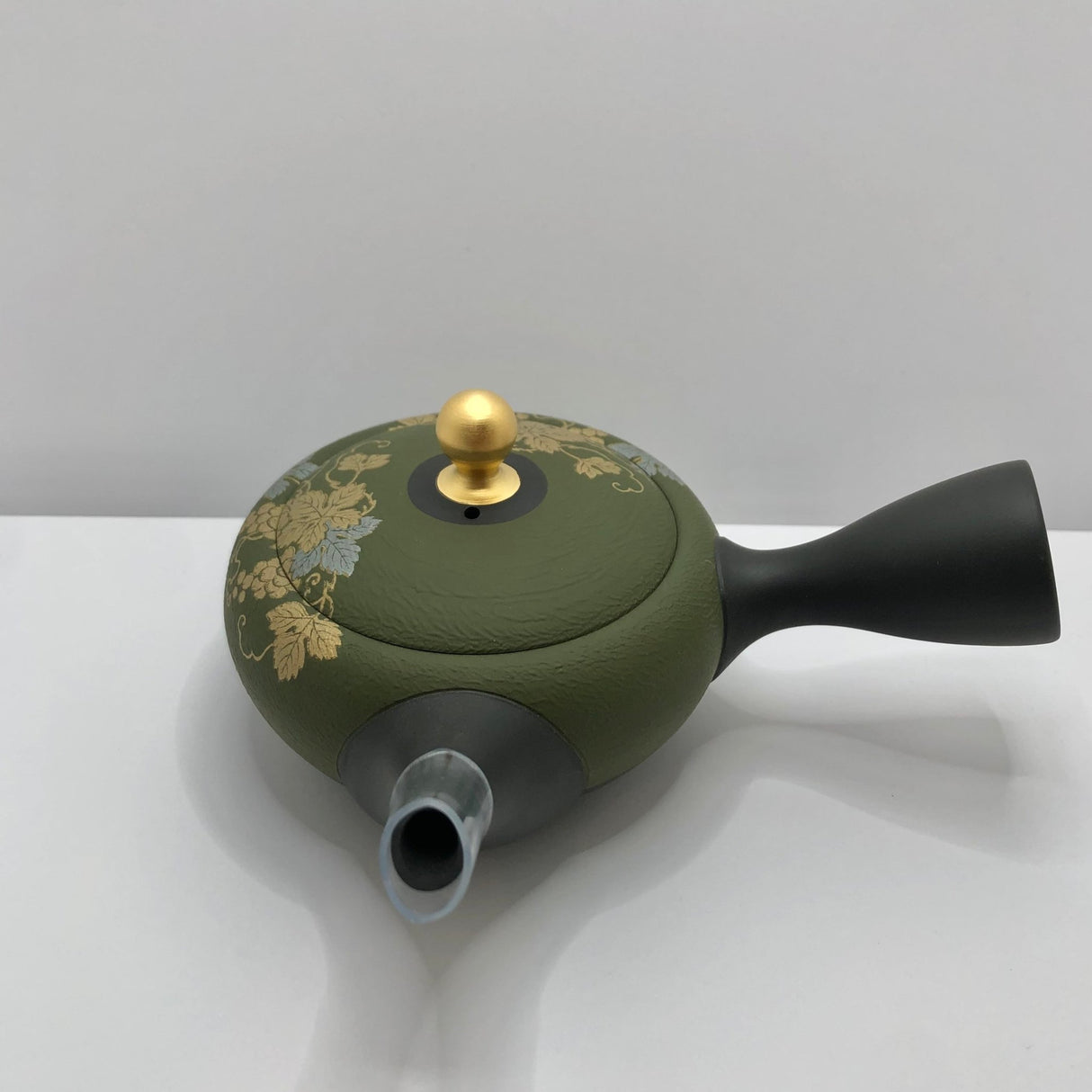 Isobe Ceramics se107: Tokoname Kyusu Golden Grapes Motif by Shouhou 250 ml 金葡萄 - yunomi-jp.pro