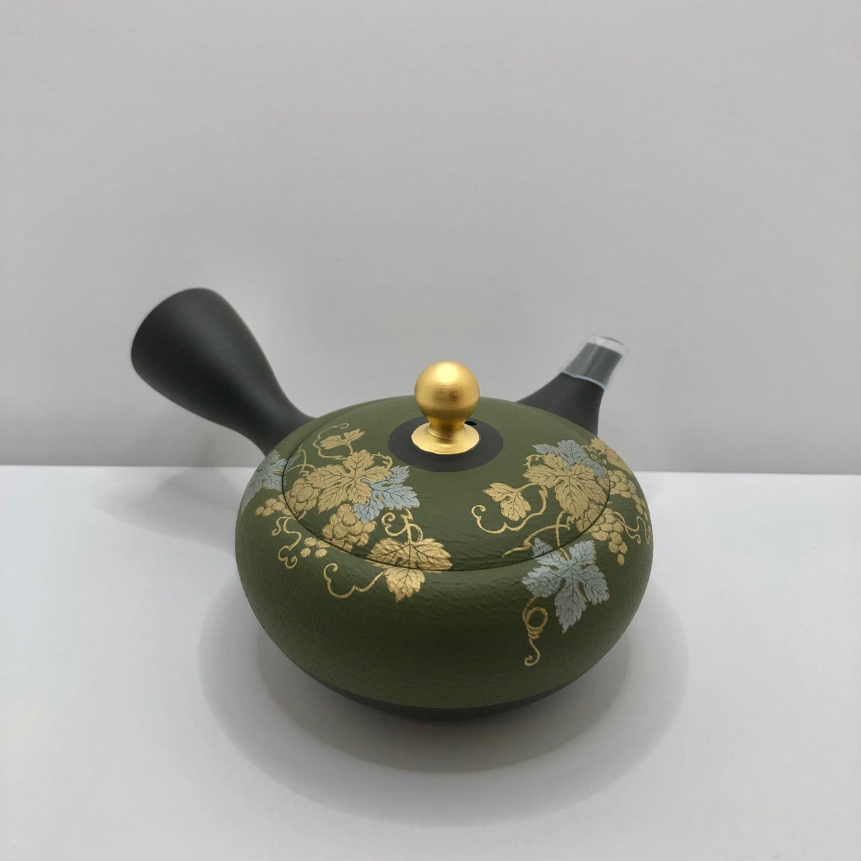 Isobe Ceramics se107: Tokoname Kyusu Golden Grapes Motif by Shouhou 250 ml 金葡萄 - yunomi-jp.pro