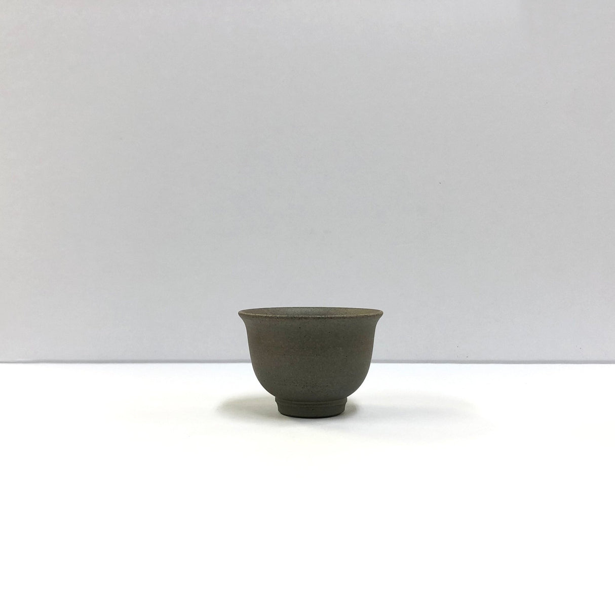 Isobe Ceramics (Tsuzuki Yutaka) se119: Tokoname Guinomi Cups Brown - Earth Sakura Petal 40 ml, 焼〆花びら - yunomi-jp.pro