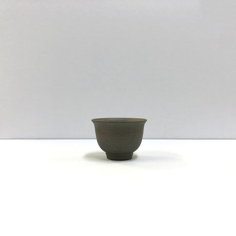 Isobe Ceramics (Tsuzuki Yutaka) se119: Tokoname Guinomi Cups Brown - Earth Sakura Petal 40 ml, 焼〆花びら - yunomi-jp.pro