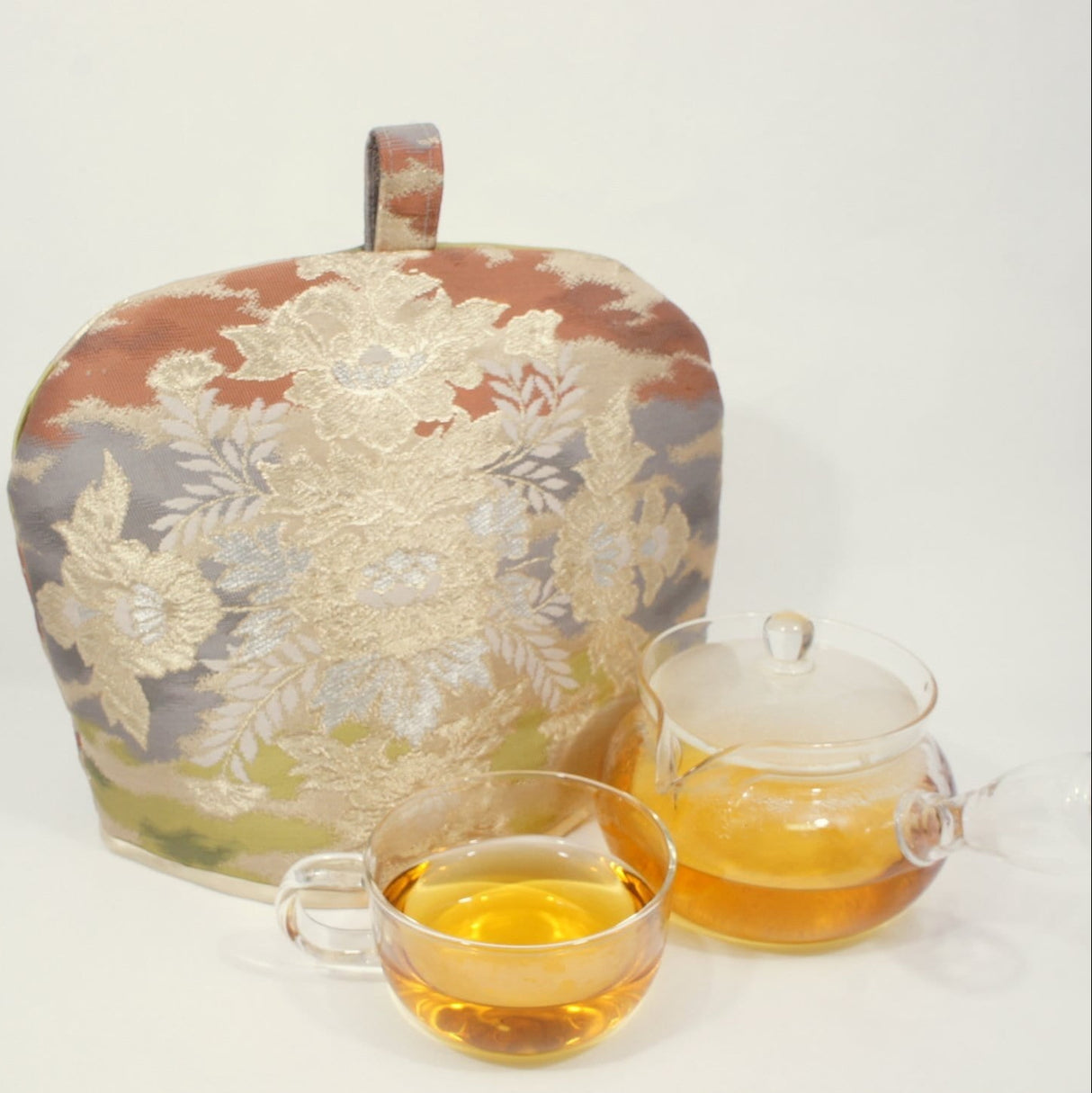 Kimono Sash Tea Cozy #3: Peony (gold lining) by mami.mano - yunomi-jp.pro