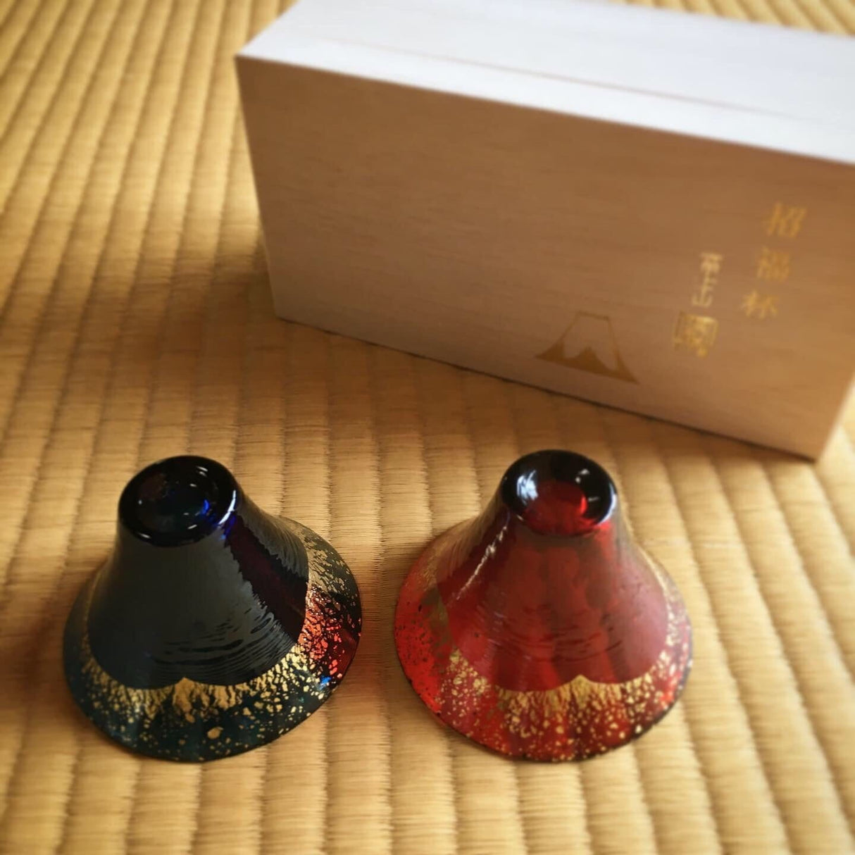 Kimoto Glass: a pair of Shofukuhai Mt.Fuji Deep Blue and Gold Red (65ml) - yunomi-jp.pro
