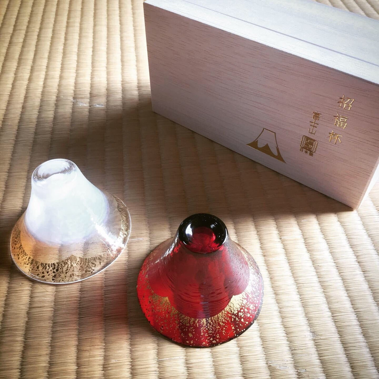 Kimoto Glass: Shofukuhai Mt. Fuji Gold Red and Gold White - yunomi-jp.pro