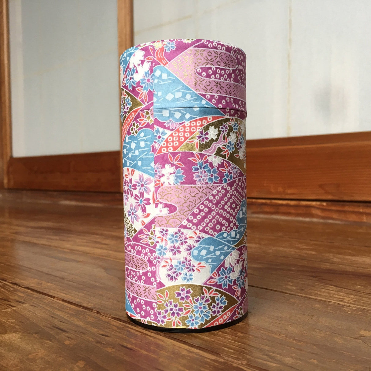Okumura Seikan: Tea Canister, Chiyogami Washi Paper - Purple (No. 702, 175g) - yunomi-jp.pro