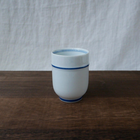 Saikai Ceramics: Blue Trim, White Porcelain Yunomi Tea Cup with Blue Accents 150 ml - yunomi-jp.pro