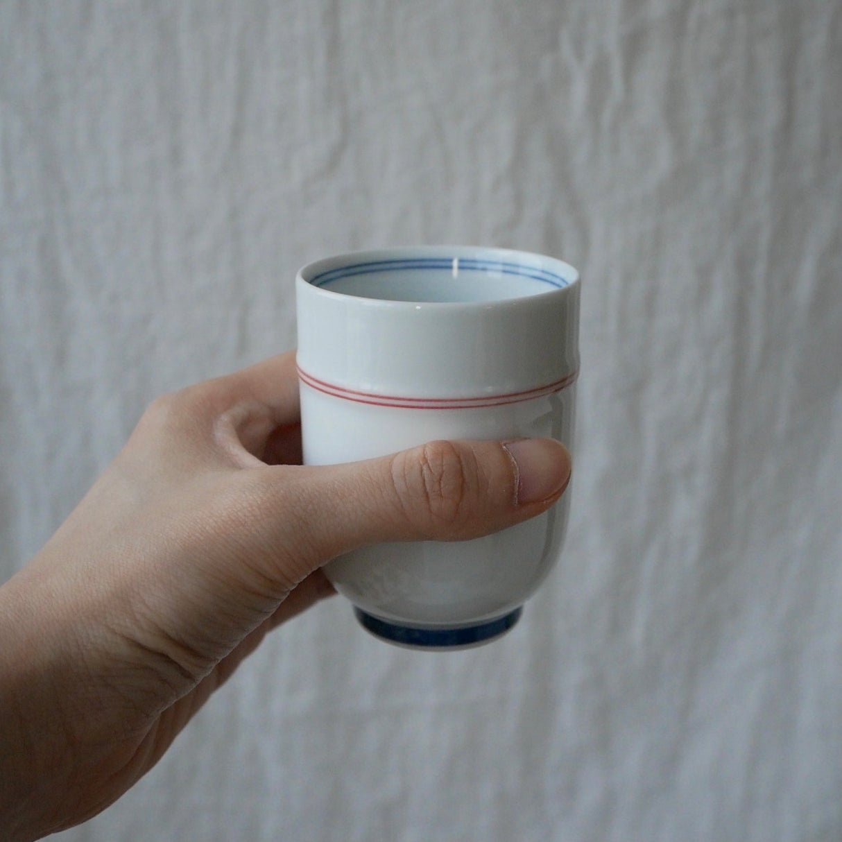 Saikai Ceramics: Red Trim, White Porcelain Yunomi Tea Cup with Blue Accents 150 ml - yunomi-jp.pro