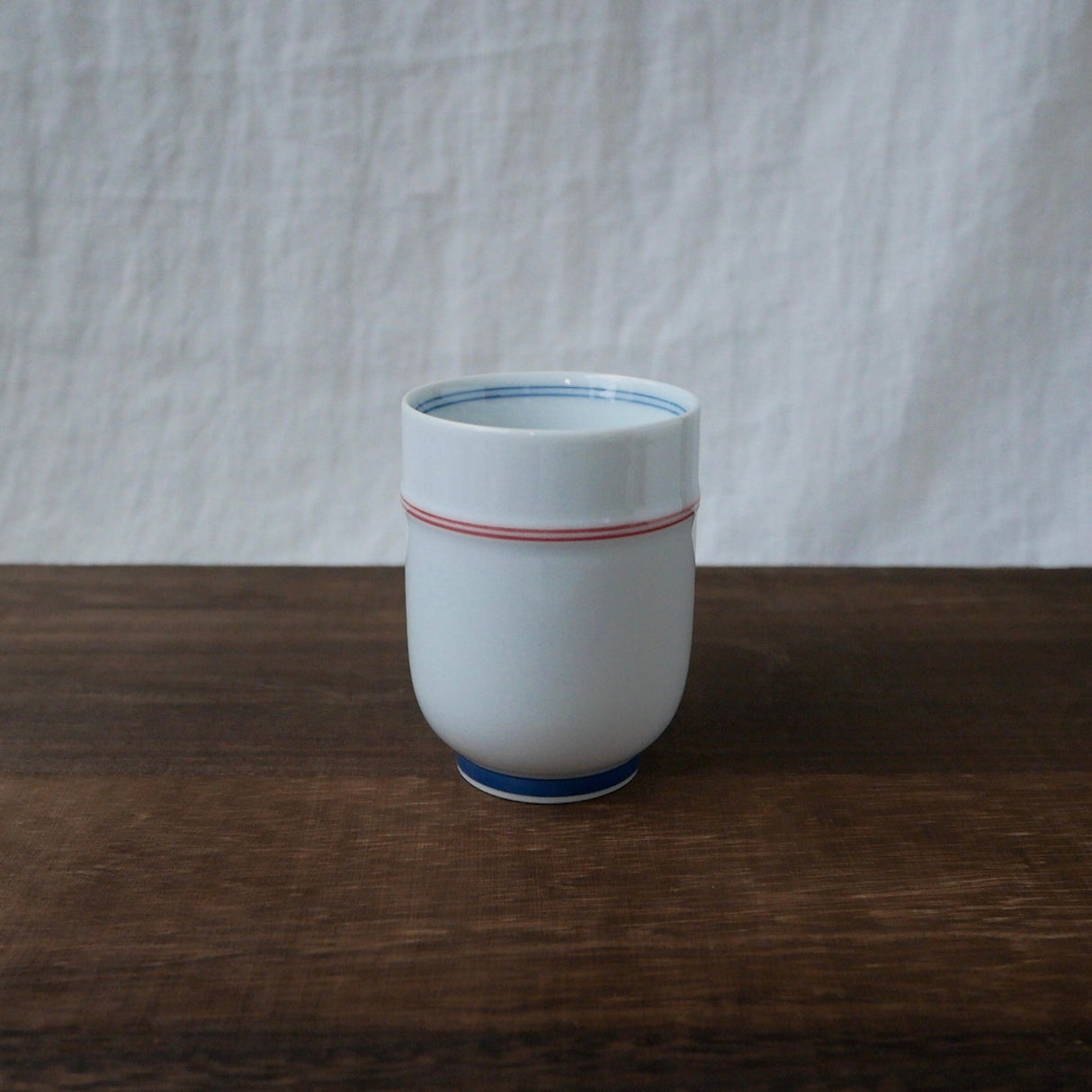Saikai Ceramics: Red Trim, White Porcelain Yunomi Tea Cup with Blue Accents 150 ml - yunomi-jp.pro