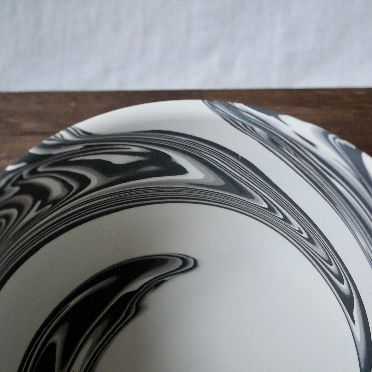 Shinro Yamamoto: Marble Porcelain Matcha Bowl 800 - yunomi-jp.pro