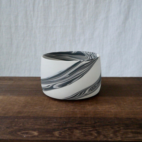 Shinro Yamamoto: Marble Porcelain Matcha Bowl 800 - yunomi-jp.pro