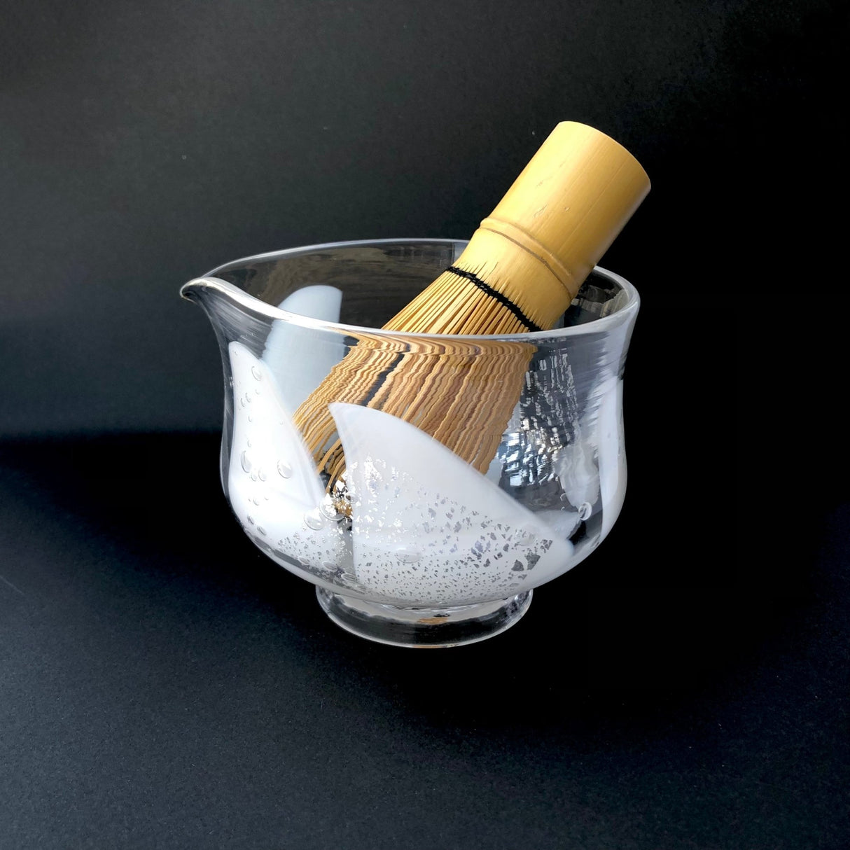 Suikaen: Katakuchi Chawan Glass Matcha Bowl with Spout (Tomoe, 巴) - yunomi-jp.pro