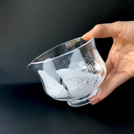 Suikaen: Katakuchi Chawan Glass Matcha Bowl with Spout (Tomoe, 巴) - yunomi-jp.pro