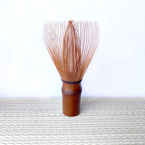 Suikaen Tanimura Yasuburo: Susudake Smoked Bamboo Shin Matcha Whisk 煤竹茶筌 真 - yunomi-jp.pro