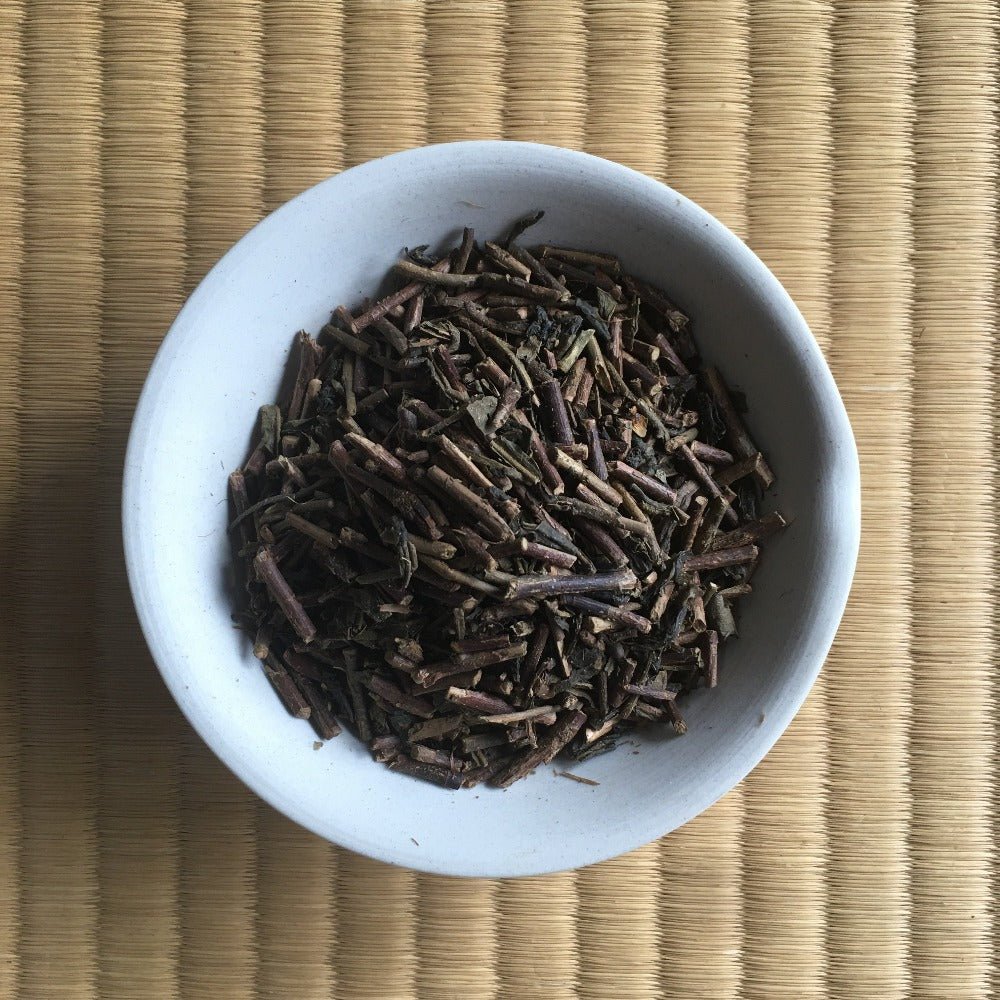 Tarui Tea Farm: Sannen Bancha, Roasted Three-Year Aged Tea Stems 三年仕込み 棒番茶 - yunomi-jp.pro