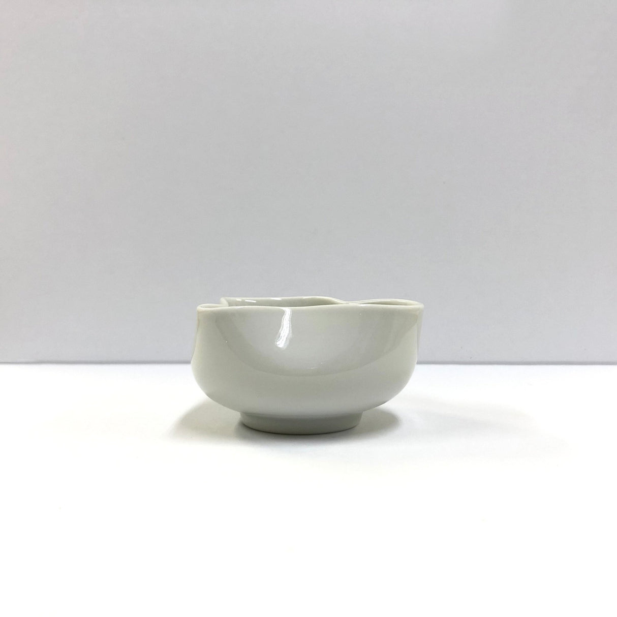Yamatane: Tea Professional's White Porcelain Cooling Bowl, Yuzamashi - yunomi-jp.pro