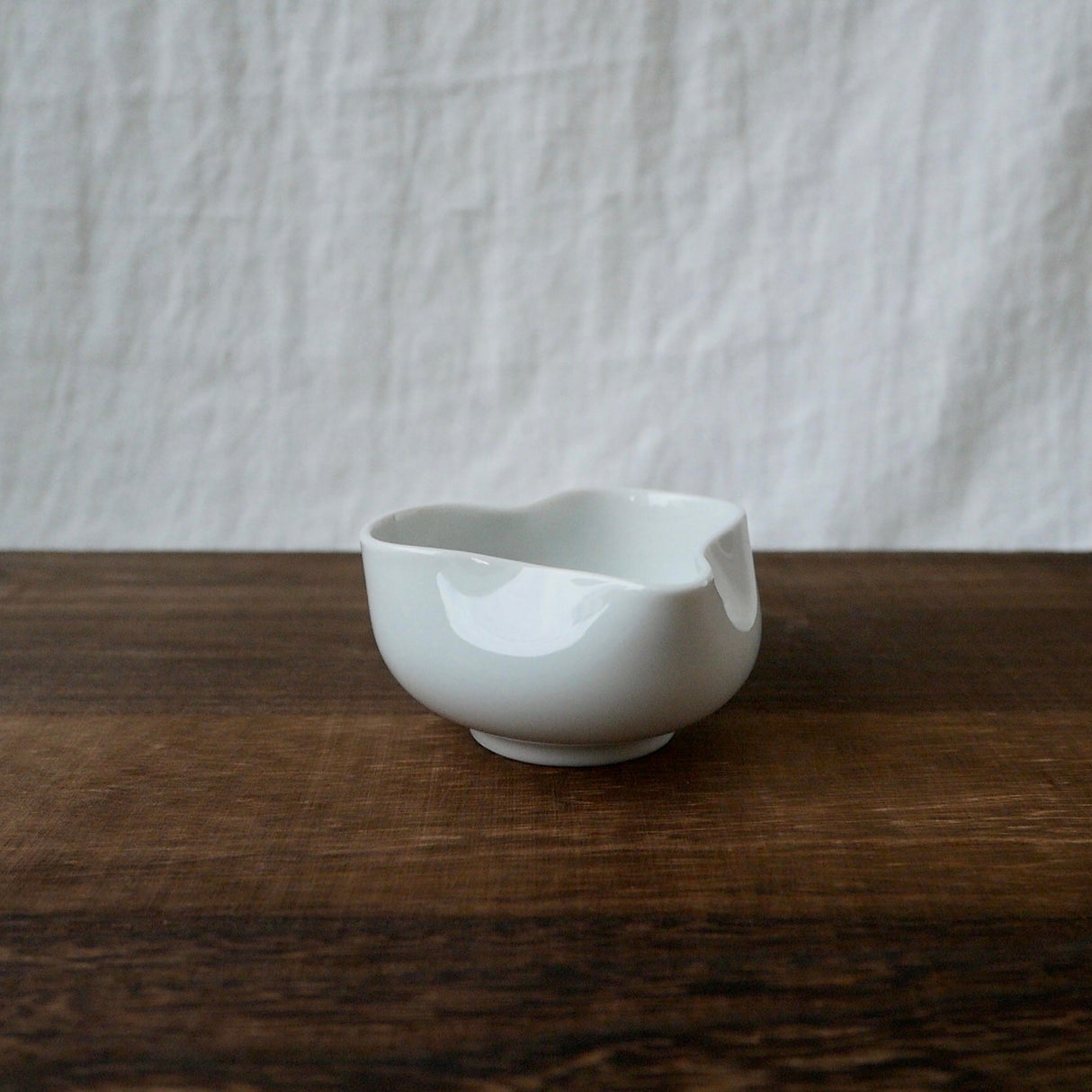 Yamatane: Tea Professional's White Porcelain Cooling Bowl, Yuzamashi - yunomi-jp.pro